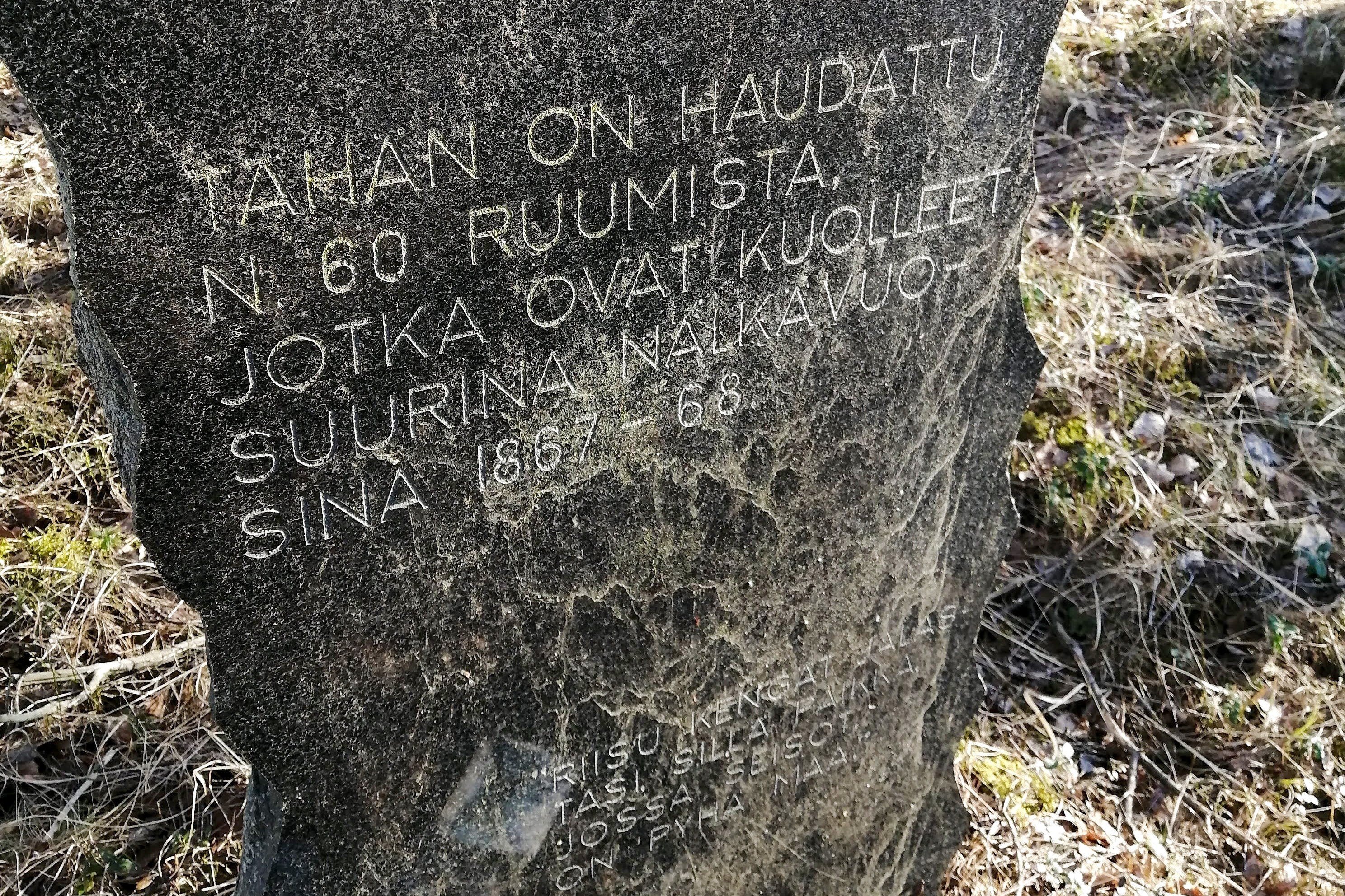Koiraharjun muistomerkki, jossa teksti: Tähän on haudattu n. 60 ruumista, jotka ovat kuolleet suurina nälkä...