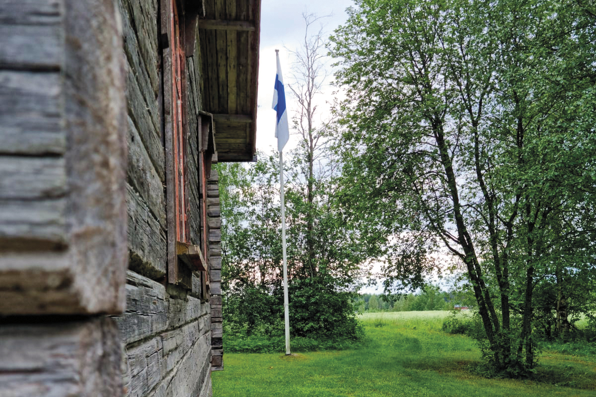 Koskenniemen seuratupa, pihalla lipputanki, jossa Suomen lippu.