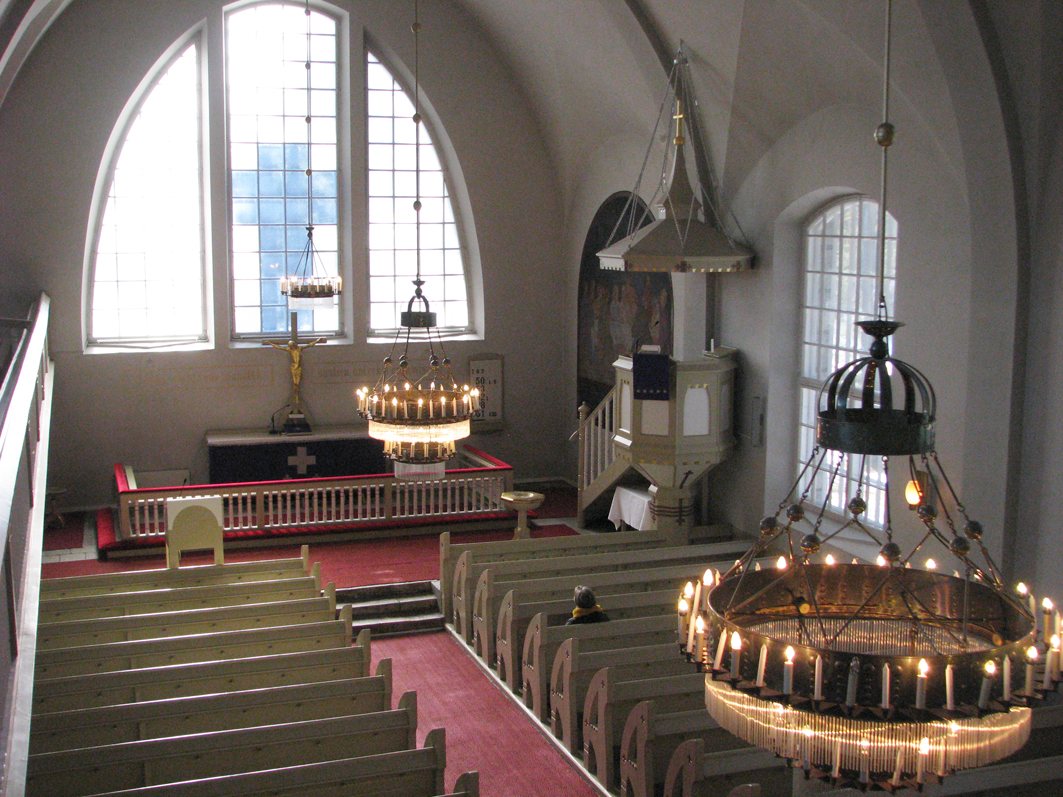 Varpaisjärven kirkon sisätilaa alttarille päin urkuparvelta kuvattuna.