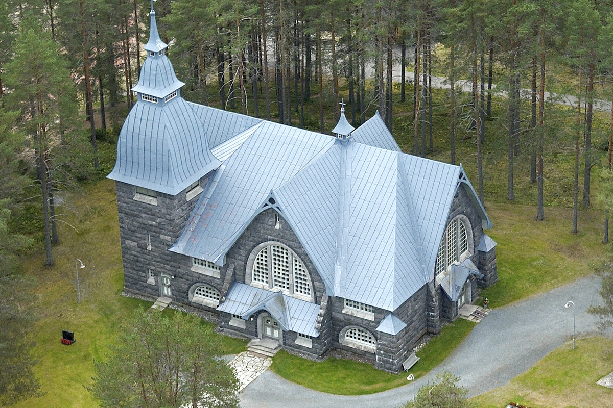 Varpaisjärven Pyhän Mikaelin kirkko.