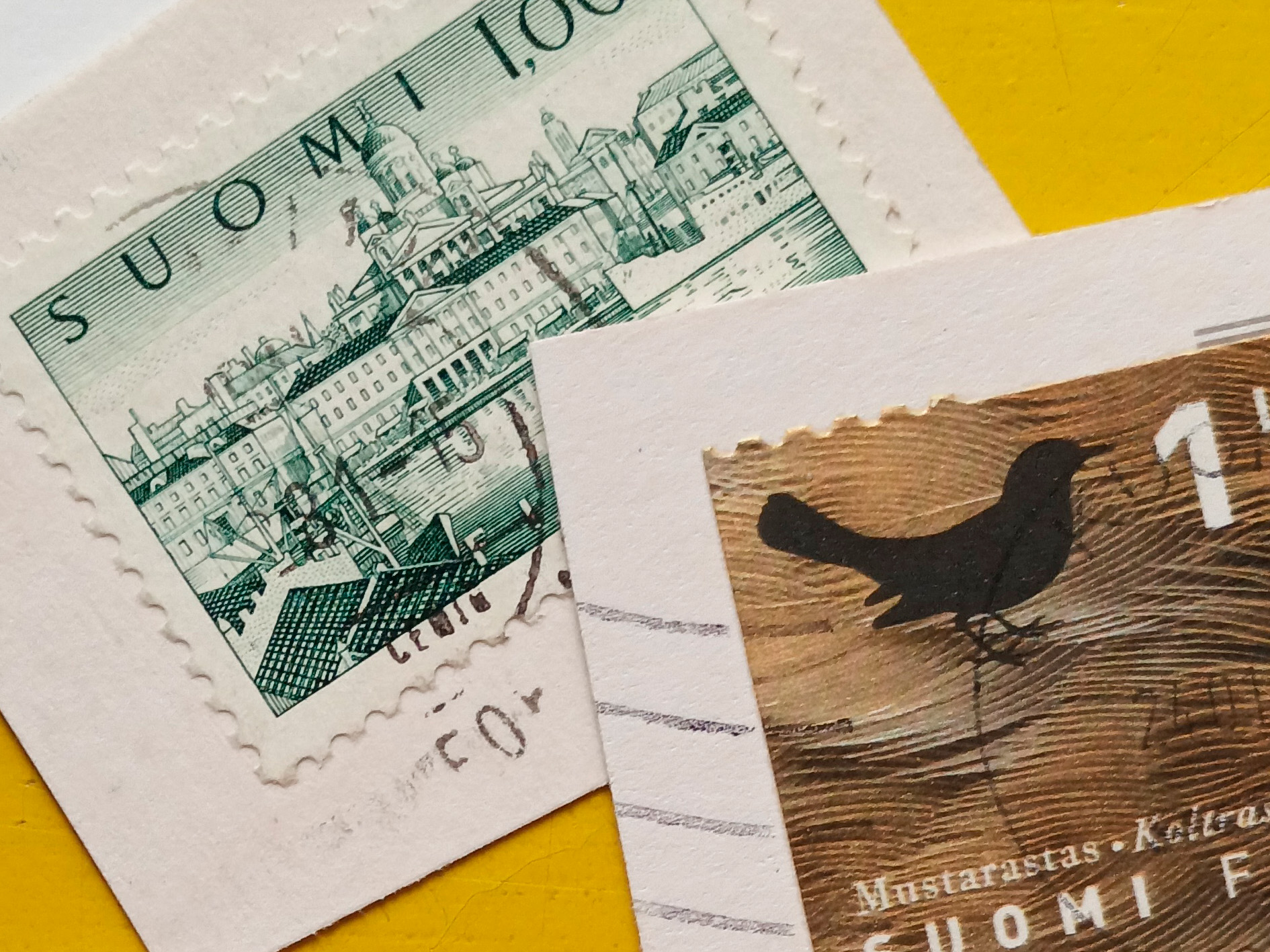 Kaksi käytettyä postimerkkiä.