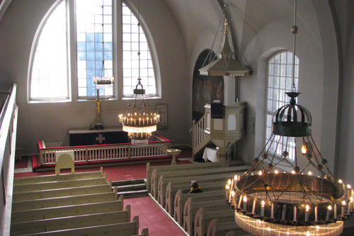Varpaisjärven kirkon sisätilaa kuvattuna lehteriltä.