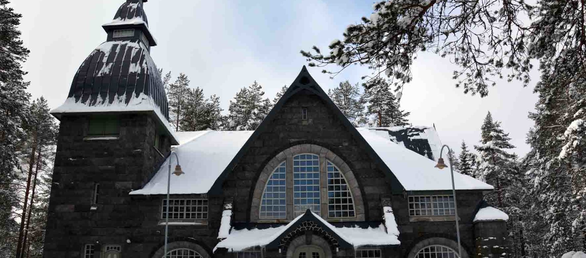 Varpaisjärven kirkko ulkoa talvella.